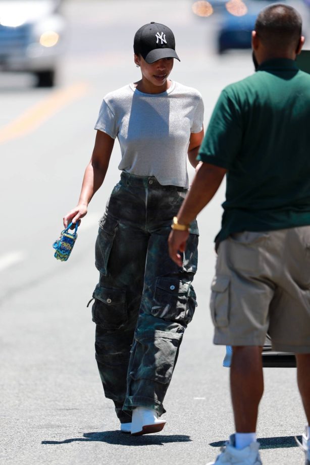Lori Harvey - Photographed with a unknown man in  San Vicente Bungalows in West Hollywood